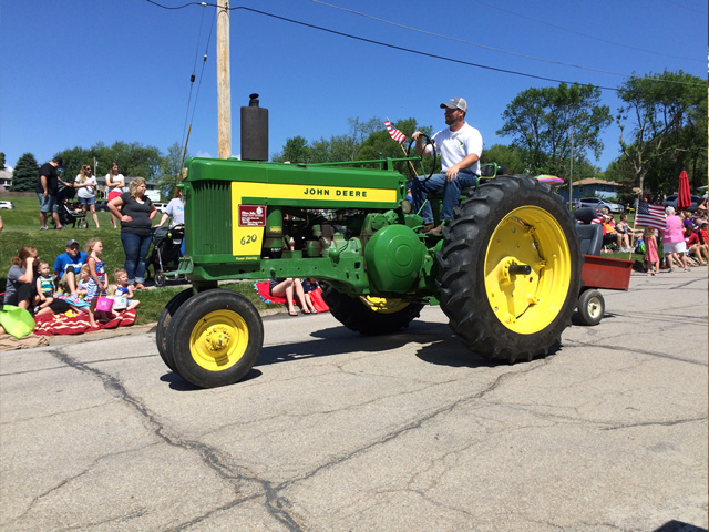 The Quinn family&#039;s vintage tractor, a 1957 John Deere 620, ran in a parade last summer. The 60-year-old tractor has been in the family for 57 years and four generations. (DTN photo by Russ Quinn)